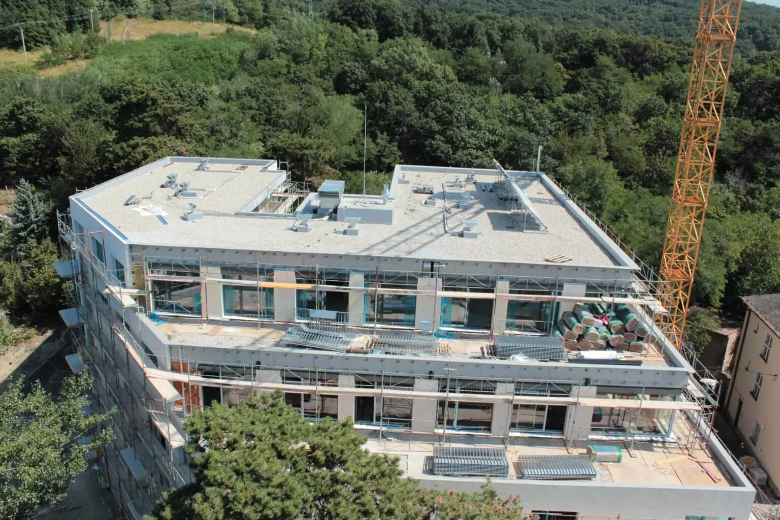 Letecký pohľad na rozostavanú stavbu so žeriavom a lešením