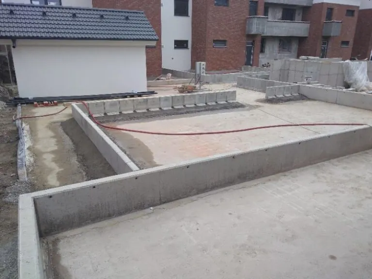 Stavba rodinného domu v zime, Trnávka